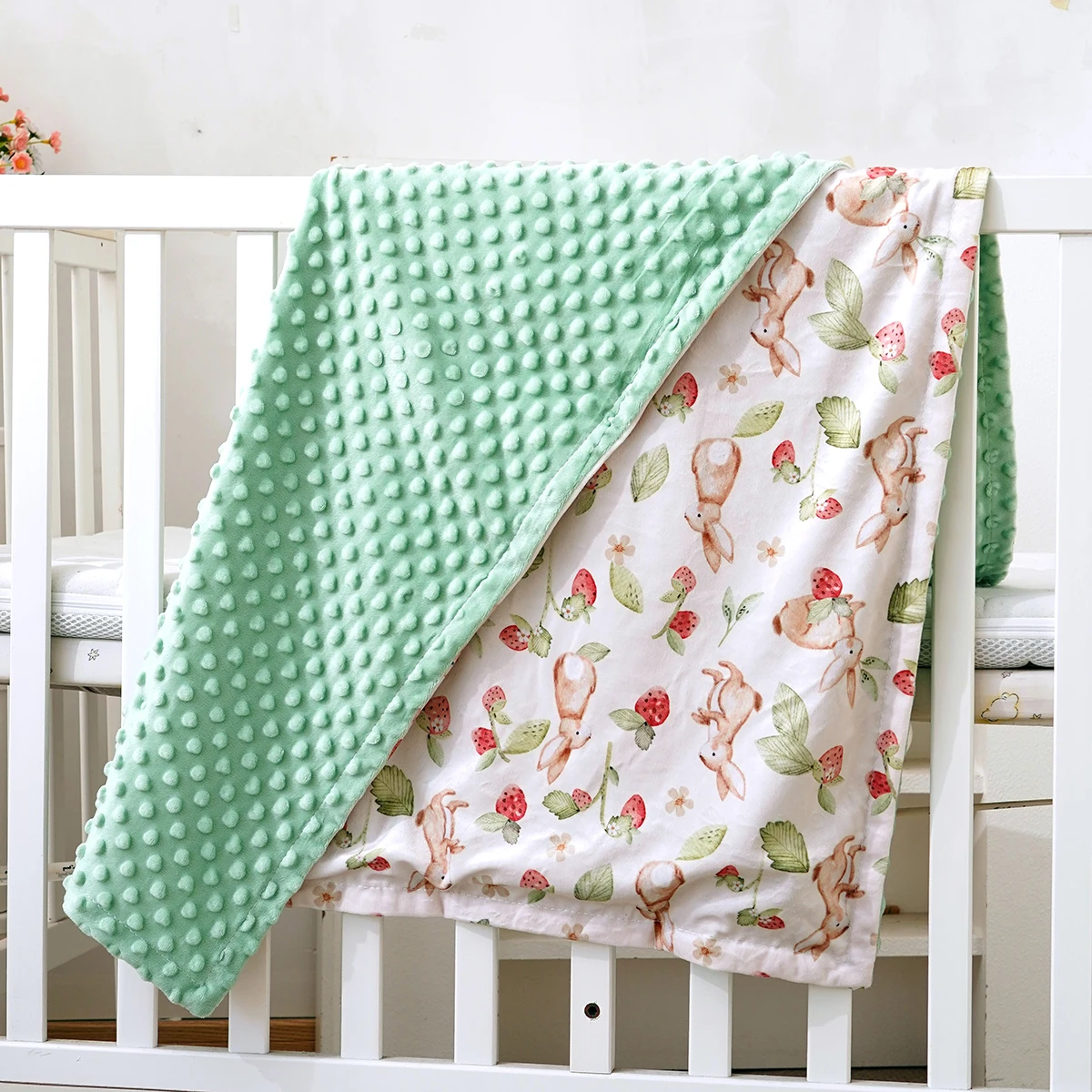 Couverture bebe personnalisee – lapins et fraises