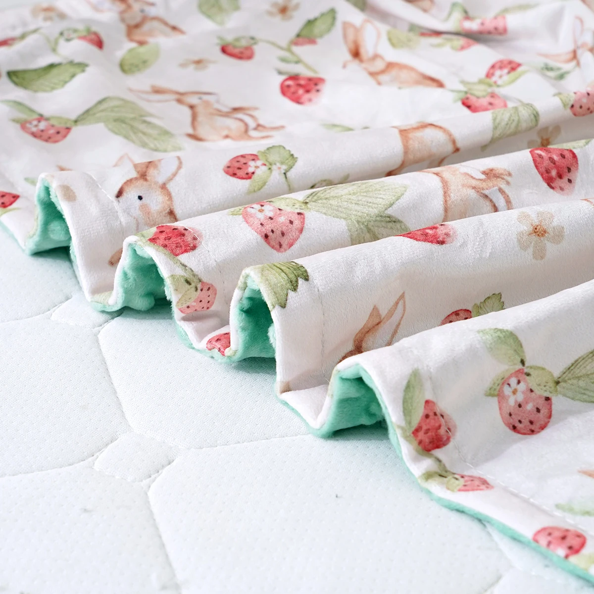 Couverture bebe personnalisee – lapins et fraises
