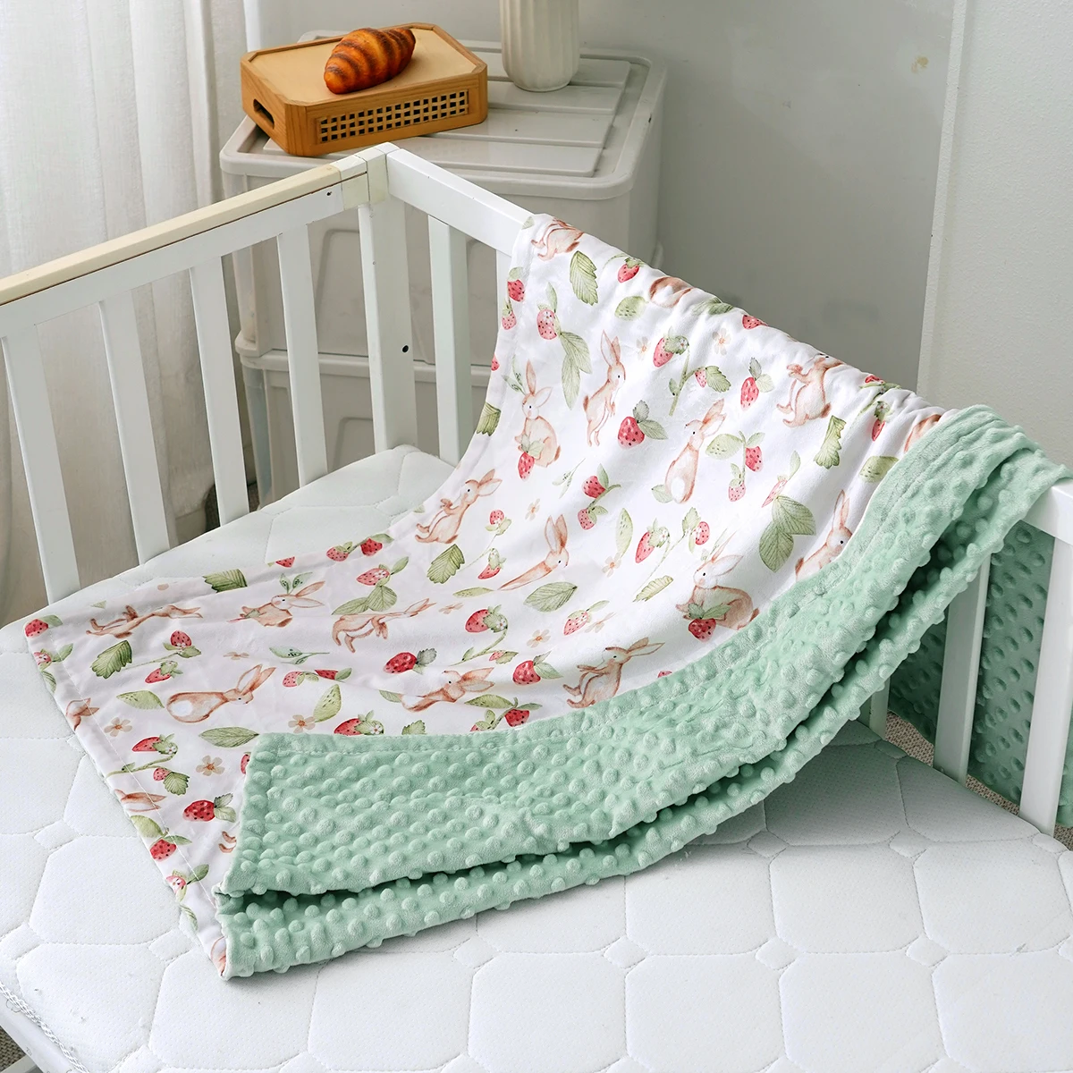 Couverture bebe personnalisee – lapins et fraises